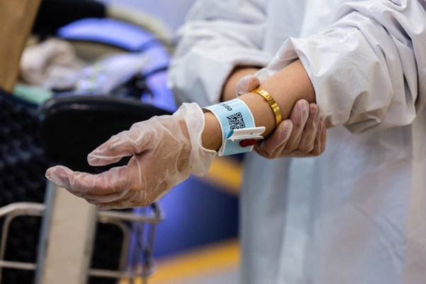 Ai đến Hong Kong cũng phải đeo vòng công nghệ này để kiểm soát Covid-19, vi phạm sẽ bị phạt tù 6 tháng-6