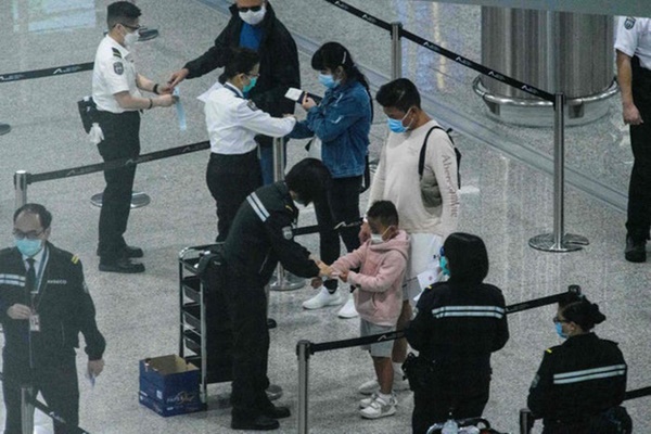 Ai đến Hong Kong cũng phải đeo vòng công nghệ này để kiểm soát Covid-19, vi phạm sẽ bị phạt tù 6 tháng-7