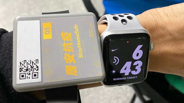 Ai đến Hong Kong cũng phải đeo vòng công nghệ này để kiểm soát Covid-19, vi phạm sẽ bị phạt tù 6 tháng-10