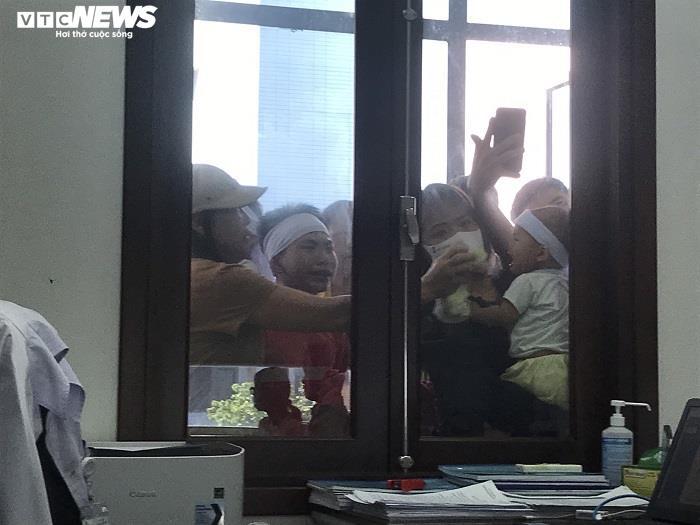 Bệnh nhân ở Thái Bình tử vong sau khi tiêm thuốc, người nhà mang xe tang đến bệnh viện-1