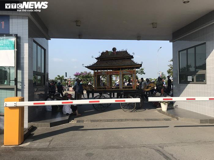 Bệnh nhân ở Thái Bình tử vong sau khi tiêm thuốc, người nhà mang xe tang đến bệnh viện-2