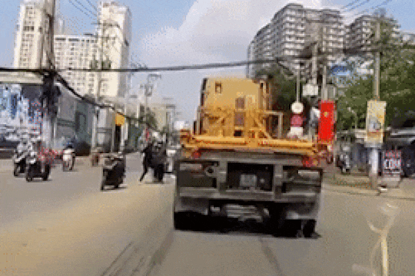 Đôi nam nữ thoát chết khi bị thanh niên đạp vào bánh xe container
