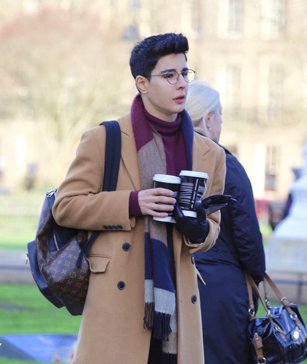 Tác giả hợp tác với nhà Sussex để viết sách vô tình để lộ chi tiết tố Meghan coi Harry là con cờ trong tay mình-1