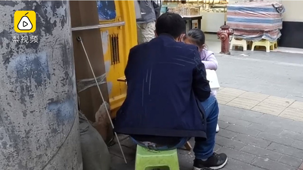 Con không chịu làm bài tập, bố liền sử dụng gia pháp để trấn áp, hài hước đến mức người đi đường đua nhau chụp ảnh-1