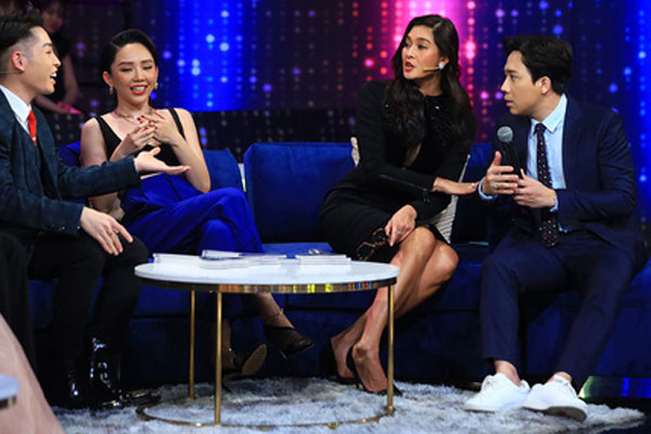 Đức Phúc gây bất ngờ khi ngồi lên đùi trai đẹp trên sóng truyền hình-7