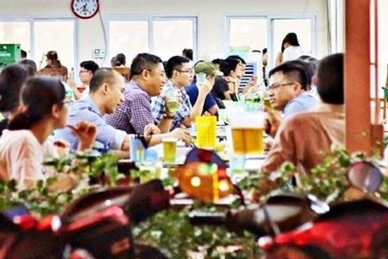 Quán nhậu Hà Nội lại tấp nập 'như chưa hề có Nghị định 100'