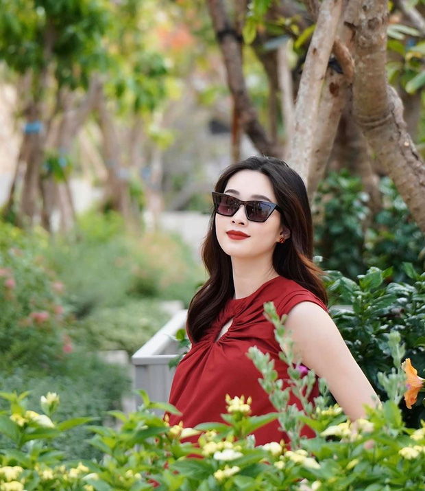 Đọ biệt thự nhà chồng dàn mỹ nhân Vbiz: Lan Khuê như ở cung điện, biệt thự vợ chồng Hà Tăng lên sóng truyền hình KBS-21