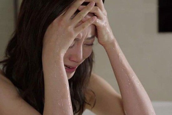 Đổi đời lấy chồng giàu, tôi chết lặng khi phát hiện bí mật trong căn phòng tối