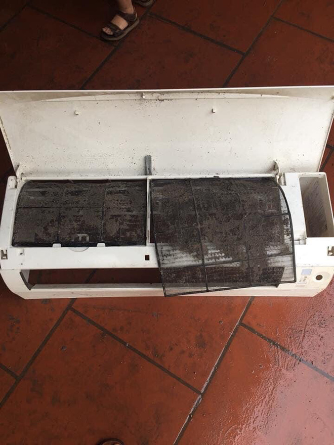 Thợ bảo dưỡng điều hòa làm việc hết công suất, thu về vài triệu mỗi ngày-2