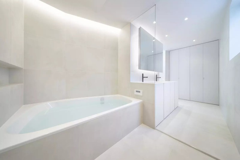 Ngôi nhà ấn tượng với cầu thang xuyên từ ngoài vào trong-10