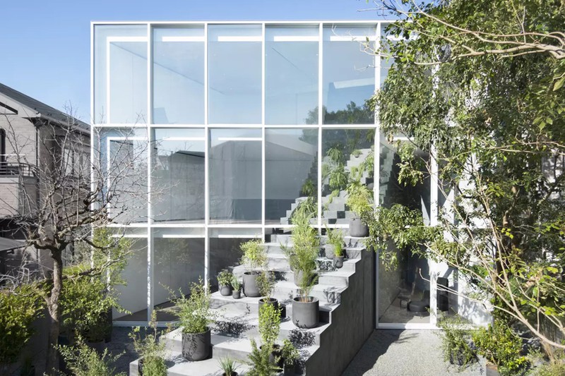 Ngôi nhà ấn tượng với cầu thang xuyên từ ngoài vào trong-11