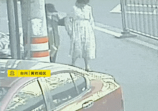 Video người phụ nữ đang đi bỗng nhiên đẻ con giữa đường gây sốt MXH, việc làm của người đi đường khiến dân mạng cảm kích-1
