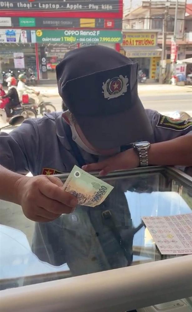 Bác bảo vệ cầm 500 nghìn năn nỉ mua cho bằng được chiếc iPhone và những hành động kỳ lạ khiến dân mạng tranh cãi-1