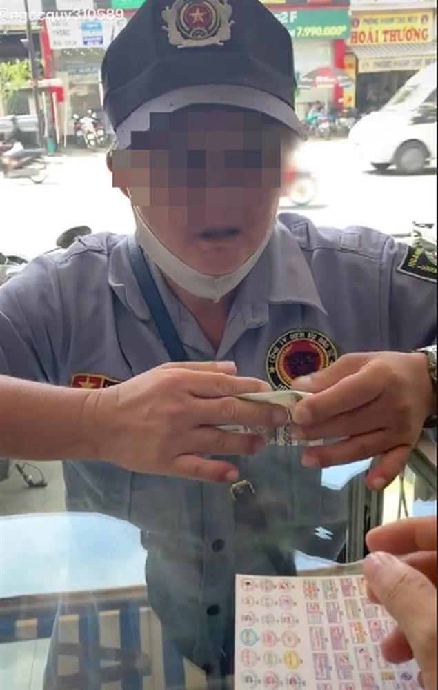 Bác bảo vệ cầm 500 nghìn năn nỉ mua cho bằng được chiếc iPhone và những hành động kỳ lạ khiến dân mạng tranh cãi-2