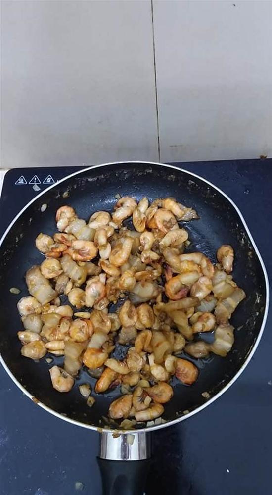 Thử rang tôm theo quy trình đảo ngược, đảm bảo bên trong thấm vị, vỏ ngoài giòn tan, hao cơm vô cùng-3