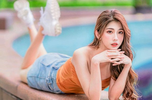 Mặc đồng phục bung cả cúc vì ngực khủng, cô gái được dân mạng thi nhau săn lùng-2