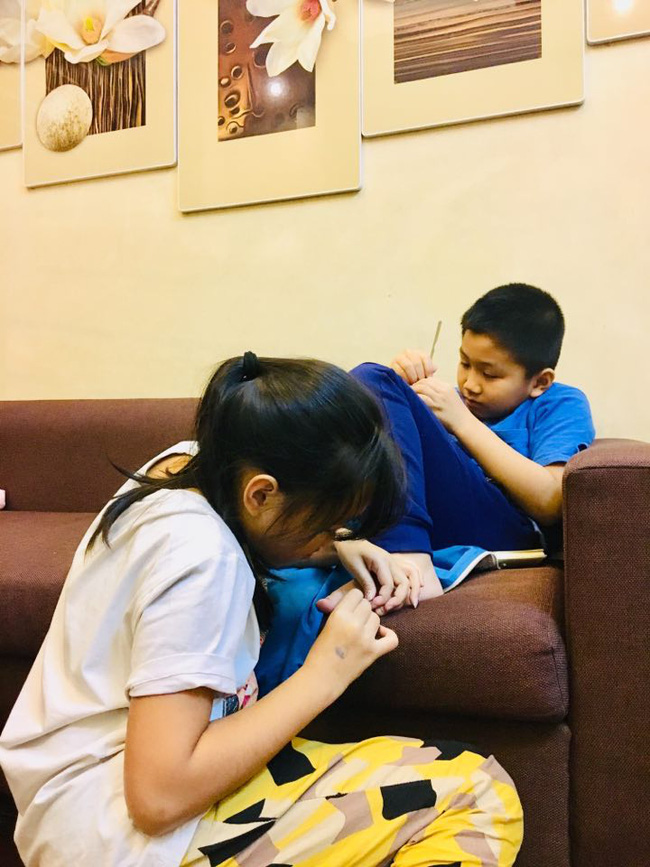 Cậu em lớp 2 viết văn bá đạo hở ra là tố chị đủ đường, nhưng phải đợi đến lúc người mẹ lên tiếng sự thật mới được hé lộ-4