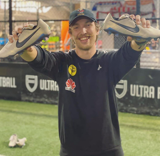 Cầu thủ vô danh gây sốt với cú sút có quỹ đạo khó tin mà Ronaldo lẫn Messi chưa từng làm được, nhưng rồi tất cả lại phải hoài nghi vì một chi tiết nhỏ-2