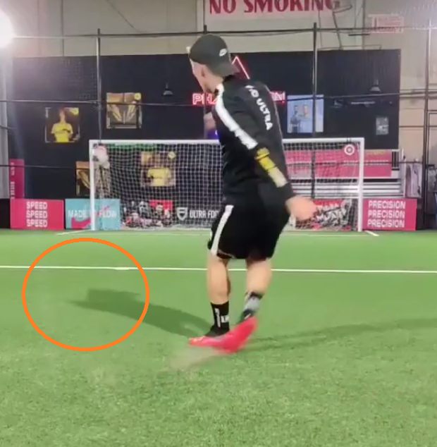 Cầu thủ vô danh gây sốt với cú sút có quỹ đạo khó tin mà Ronaldo lẫn Messi chưa từng làm được, nhưng rồi tất cả lại phải hoài nghi vì một chi tiết nhỏ-1