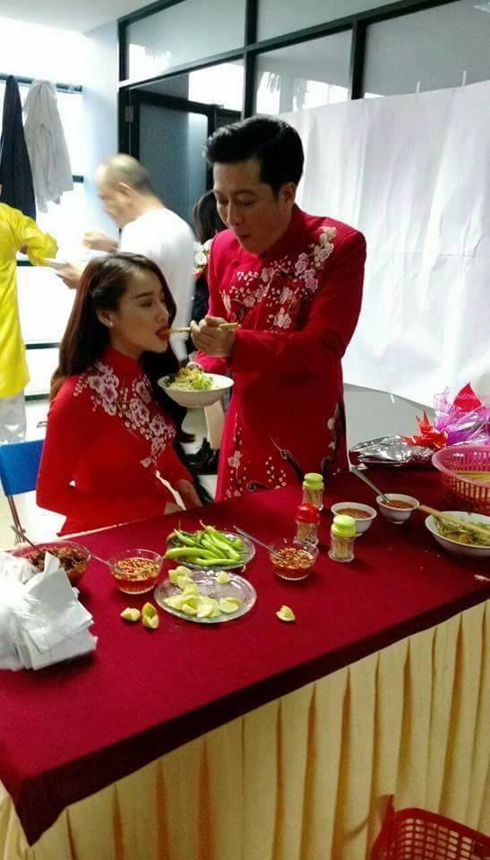 Để ý mới thấy, Trường Giang thường xuyên làm hành động đặc biệt này với Nhã Phương, bảo sao mỹ nhân Vừa đi vừa khóc lại yêu say đắm Mười Khó đến vậy-3