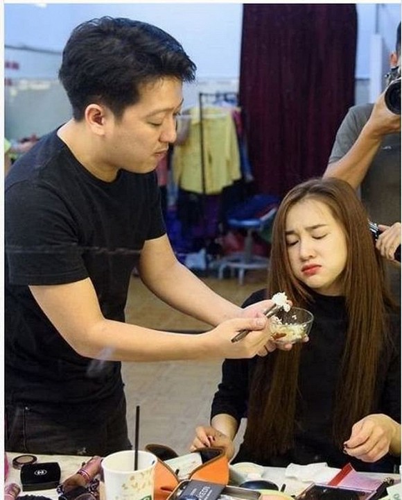 Để ý mới thấy, Trường Giang thường xuyên làm hành động đặc biệt này với Nhã Phương, bảo sao mỹ nhân Vừa đi vừa khóc lại yêu say đắm Mười Khó đến vậy-2