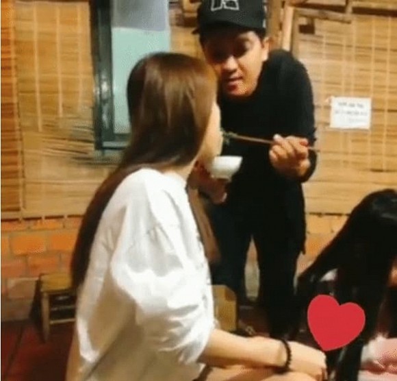 Để ý mới thấy, Trường Giang thường xuyên làm hành động đặc biệt này với Nhã Phương, bảo sao mỹ nhân Vừa đi vừa khóc lại yêu say đắm Mười Khó đến vậy-1