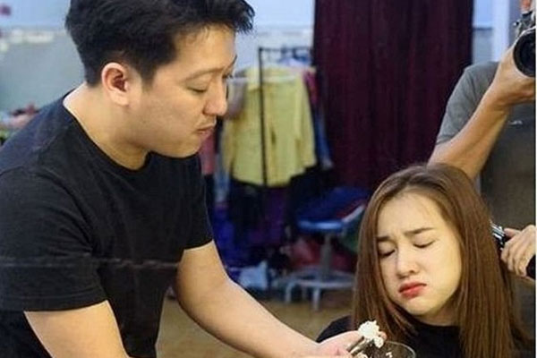 Hình ảnh chân thực nhất của Trường Giang - Nhã Phương khi về quê: Ăn mặc đơn giản nhưng thấy rõ sự đối lập giữa hai vợ chồng-4