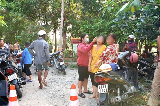 Mẹ gào khóc thảm thiết khi con trai lớp 8 đi tắm sông cùng bạn học bị nước cuốn trôi mất tích