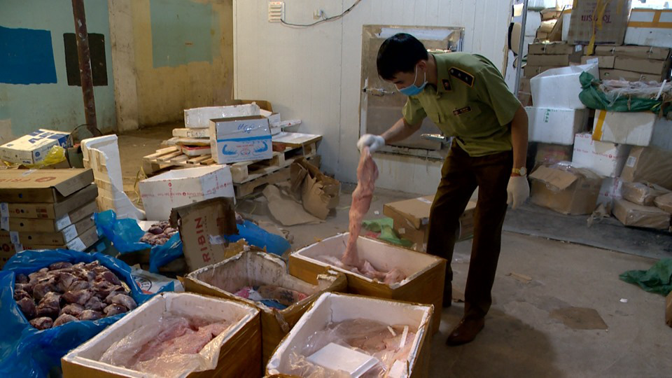 Hà Nội: Phát hiện hơn 6 tấn chân gà, tim lợn không rõ nguồn gốc, bảo quản rất mất vệ sinh-2