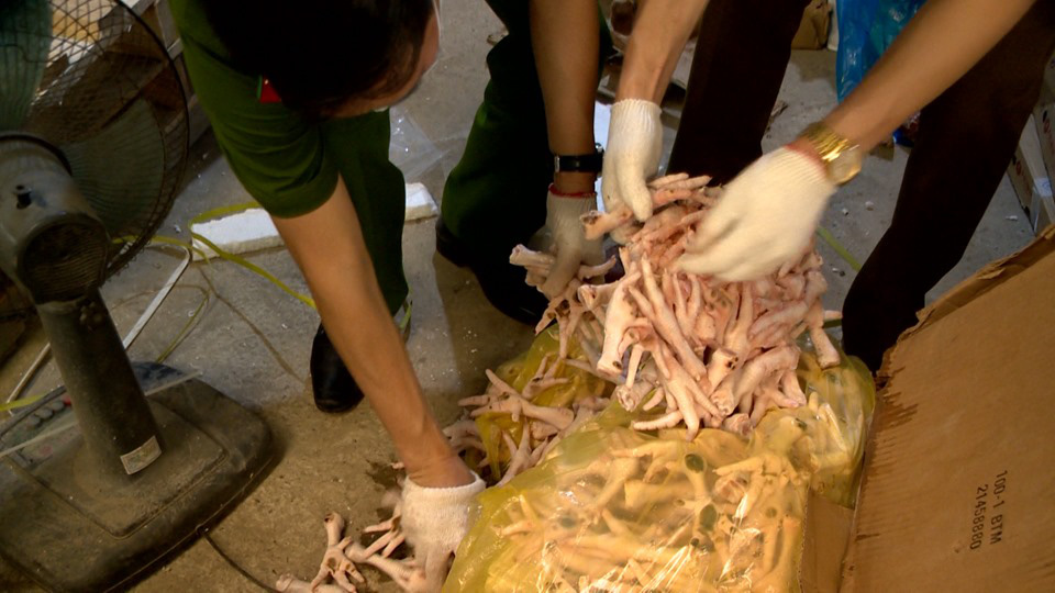 Hà Nội: Phát hiện hơn 6 tấn chân gà, tim lợn không rõ nguồn gốc, bảo quản rất mất vệ sinh-3