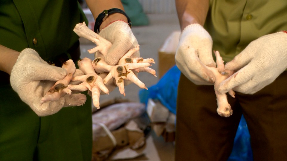 Hà Nội: Phát hiện hơn 6 tấn chân gà, tim lợn không rõ nguồn gốc, bảo quản rất mất vệ sinh-4