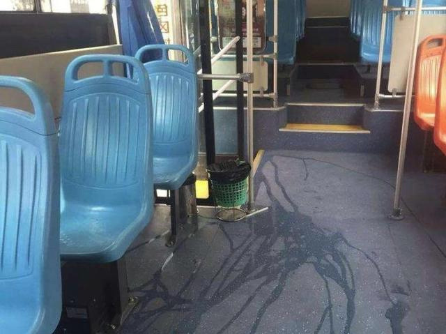 Con buồn tiểu tiện trên xe bus, mẹ thản nhiên làm một hành động và cái kết đáng buồn-2