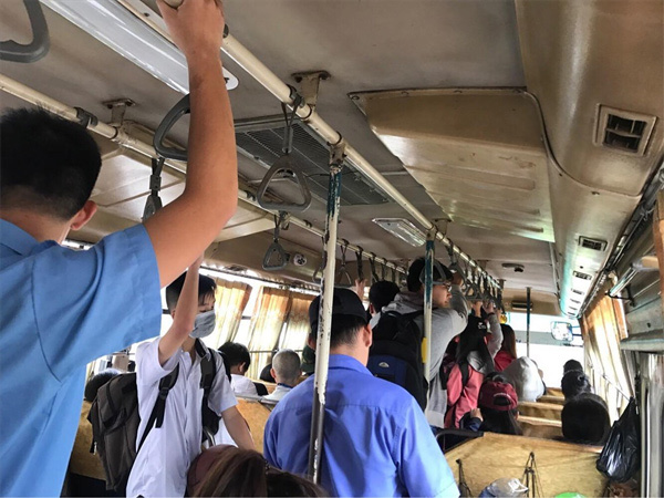 Con buồn tiểu tiện trên xe bus, mẹ thản nhiên làm một hành động và cái kết đáng buồn-1