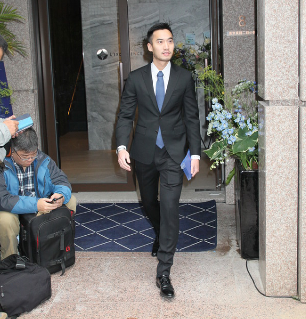 Đời sống bê bối của người chồng bác sĩ mỹ nhân Chung Hân Đồng: Có vợ đẹp nhưng vẫn ăn chơi trác táng, cặp kè nhiều cô gái cùng một lúc-2