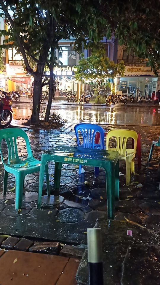 Dân mạng thích thú khoe ảnh mưa xối xả xua tan nắng nóng suốt mấy ngày ở Hà Nội-8