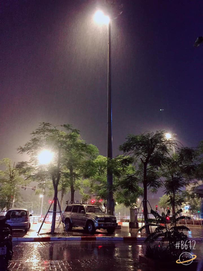 Dân mạng thích thú khoe ảnh mưa xối xả xua tan nắng nóng suốt mấy ngày ở Hà Nội-7