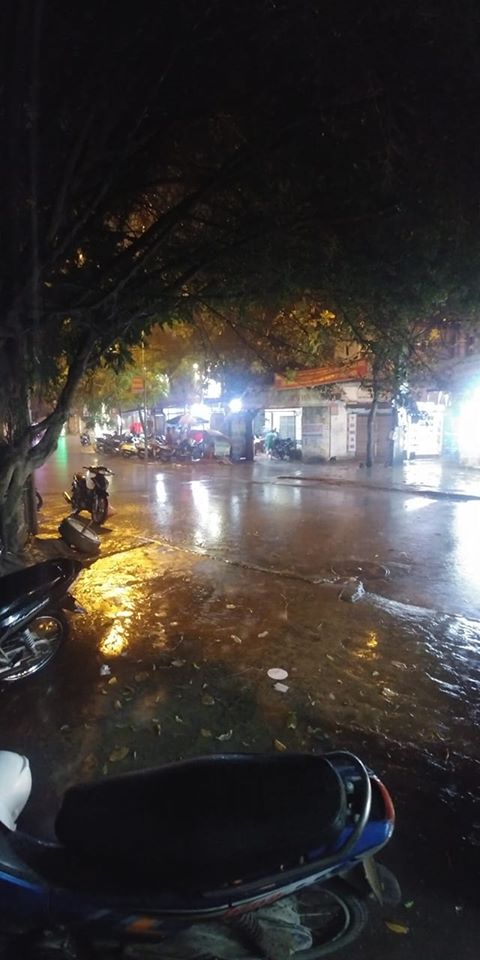 Dân mạng thích thú khoe ảnh mưa xối xả xua tan nắng nóng suốt mấy ngày ở Hà Nội-5