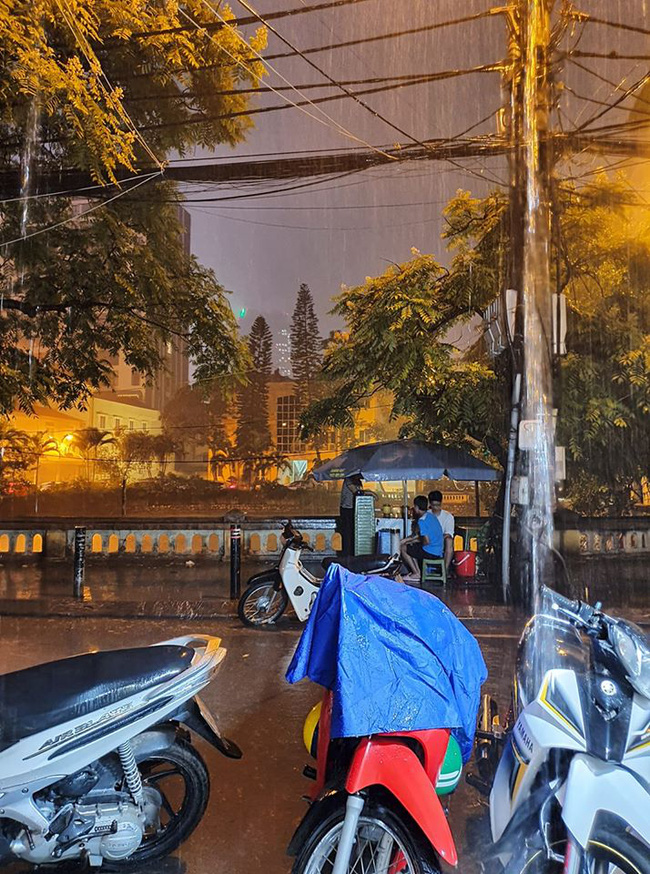 Dân mạng thích thú khoe ảnh mưa xối xả xua tan nắng nóng suốt mấy ngày ở Hà Nội-4