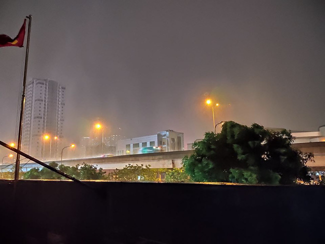 Dân mạng thích thú khoe ảnh mưa xối xả xua tan nắng nóng suốt mấy ngày ở Hà Nội-3