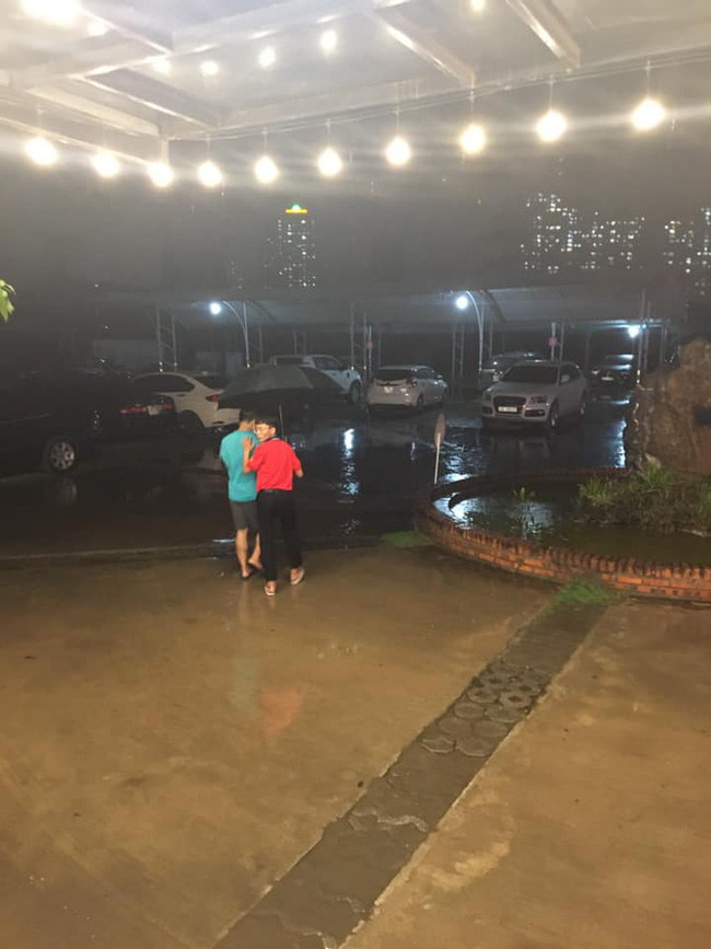 Dân mạng thích thú khoe ảnh mưa xối xả xua tan nắng nóng suốt mấy ngày ở Hà Nội-6