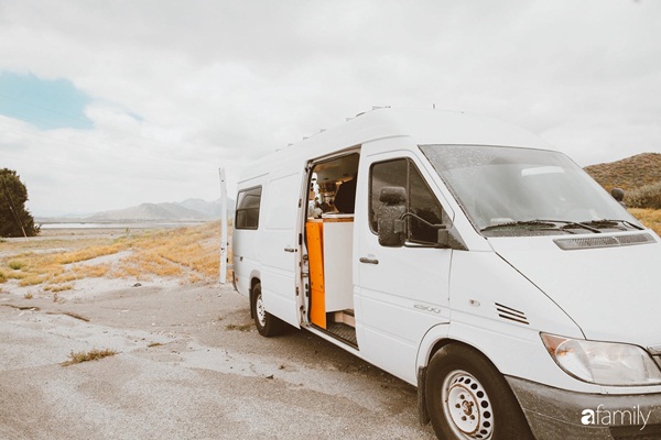 Ấp ủ ước mơ du mục, cô gái Việt cùng chồng cải tạo xe vận chuyển cũ thành ngôi nhà di động đẹp đến khó tin-1