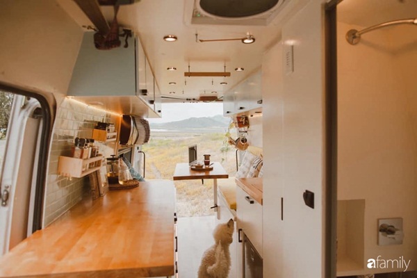 Ấp ủ ước mơ du mục, cô gái Việt cùng chồng cải tạo xe vận chuyển cũ thành ngôi nhà di động đẹp đến khó tin-7