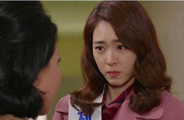 Vào viện trông mẹ chồng tương lai, nửa đêm bà ghé tai nói câu khiến tôi chết lặng-1