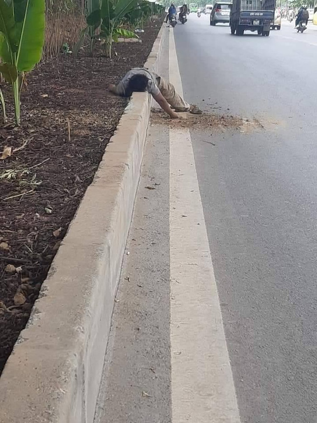 Nhìn thấy người nằm đói lả ở bên đường, tài xế xe ôm đem tặng bánh mỳ cùng chai nước, hành động sau đó càng gây xúc động mạnh-1