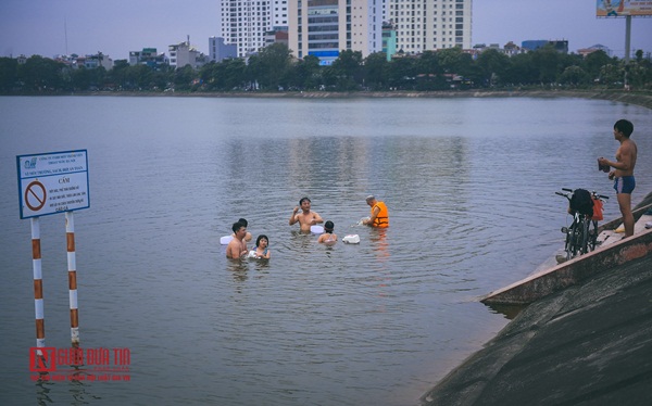 Hà Nội: Bất chấp nguy hiểm, người dân đổ ra hồ Tây, sông Hồng giải nhiệt”-1