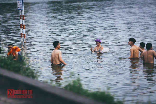 Hà Nội: Bất chấp nguy hiểm, người dân đổ ra hồ Tây, sông Hồng giải nhiệt”-4