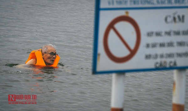 Hà Nội: Bất chấp nguy hiểm, người dân đổ ra hồ Tây, sông Hồng giải nhiệt”-5