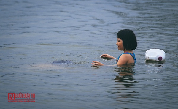 Hà Nội: Bất chấp nguy hiểm, người dân đổ ra hồ Tây, sông Hồng giải nhiệt”-6