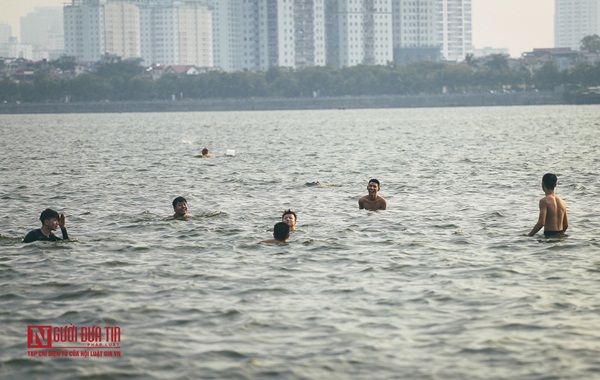 Hà Nội: Bất chấp nguy hiểm, người dân đổ ra hồ Tây, sông Hồng giải nhiệt”-10