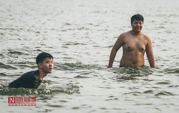 Hà Nội: Bất chấp nguy hiểm, người dân đổ ra hồ Tây, sông Hồng giải nhiệt”-11